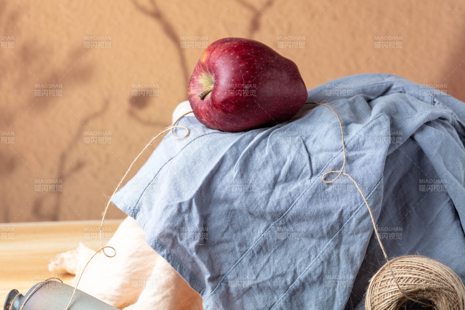 苹果与布料静物图片