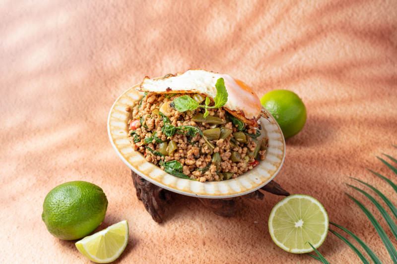 泰式打抛饭配煎蛋图片