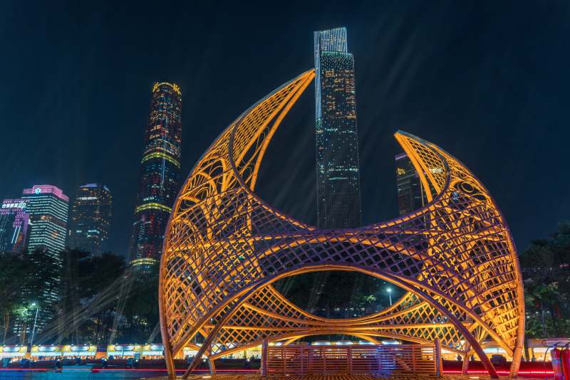 广州灯光节艺术装置与珠江夜幕下的城市雕塑图片
