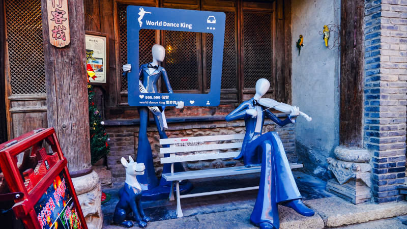 古北水镇舞王雕塑静坐长椅图片