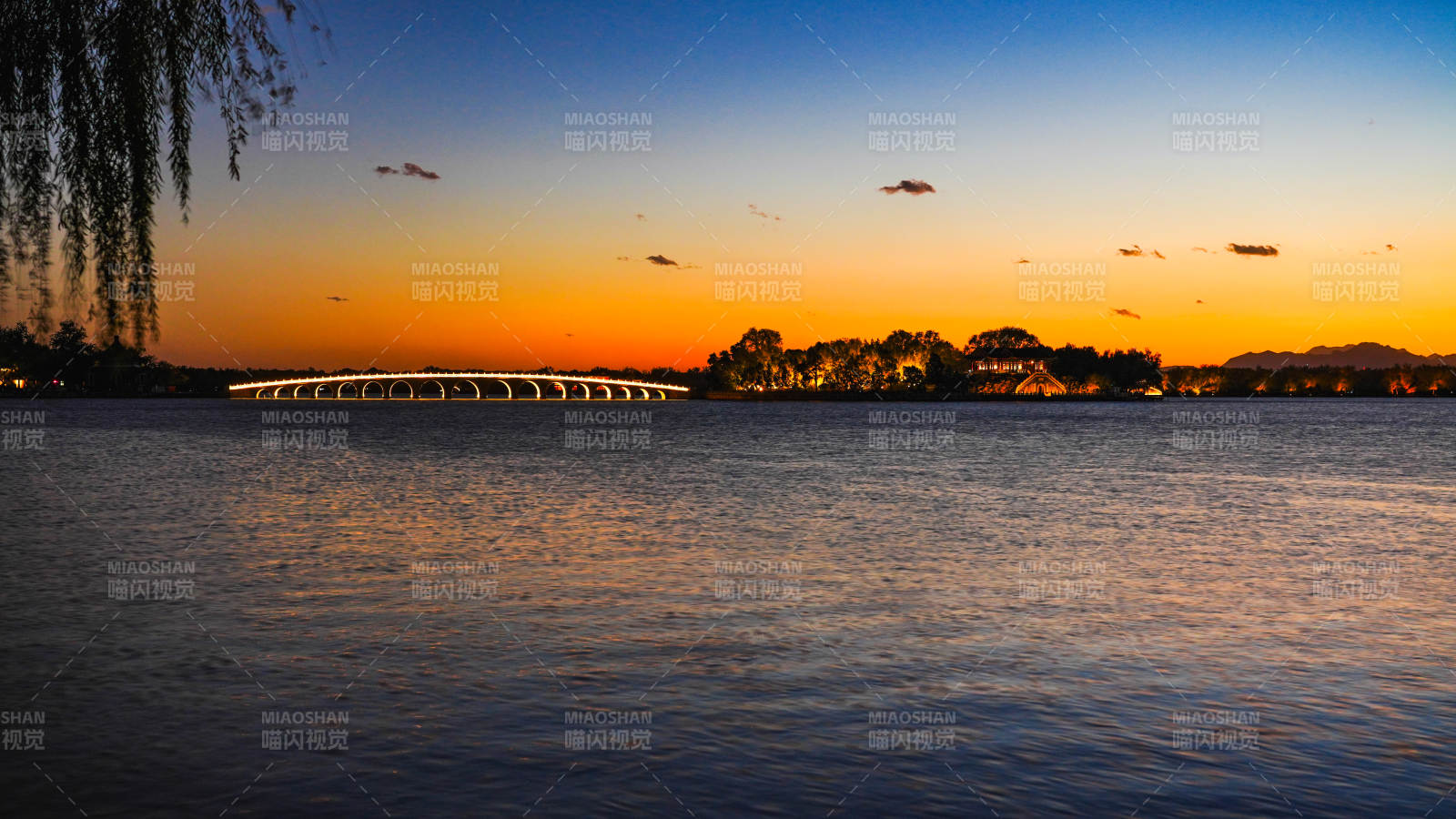 颐和园十七孔桥湖畔黄昏美景图片