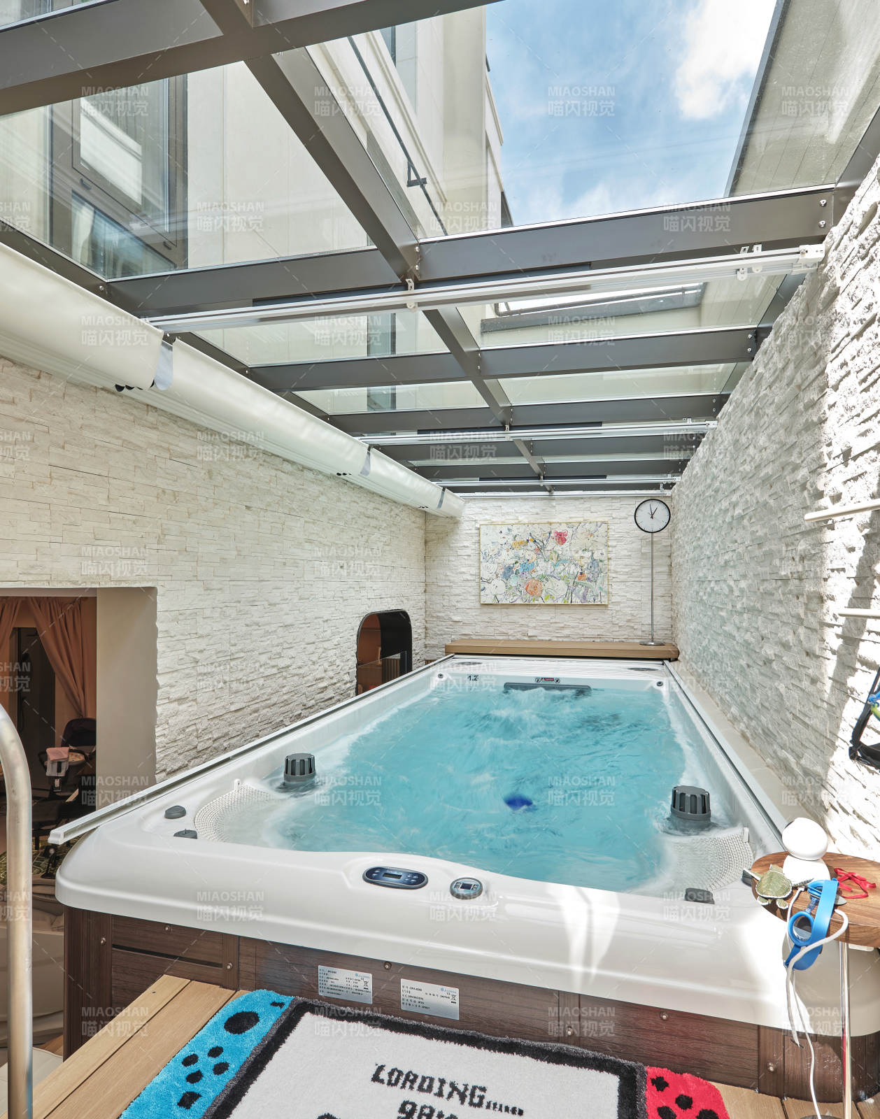 室内泳池休闲时光图片