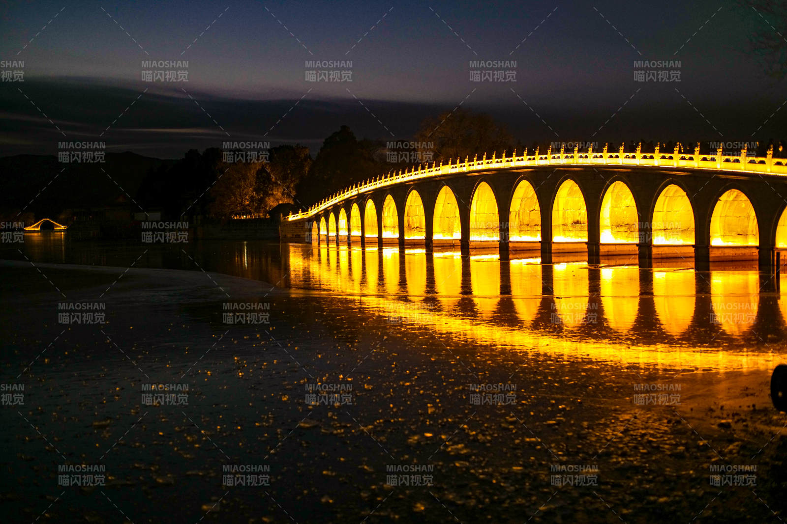 颐和园十七孔桥 夜桥映水 金光闪烁图片