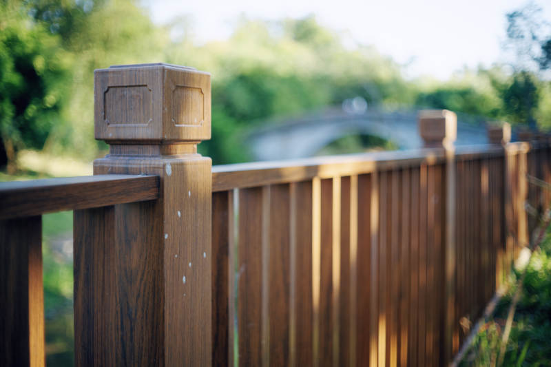木栏杆风景图片
