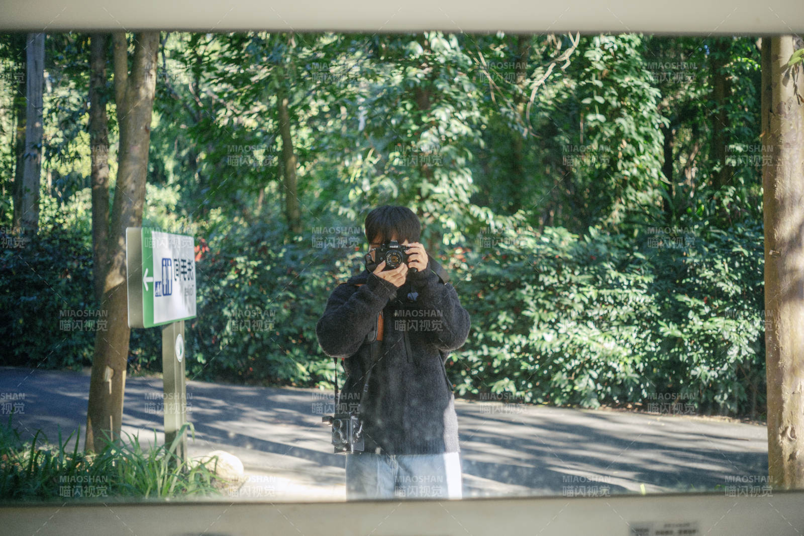 镜中自拍瞬间图片