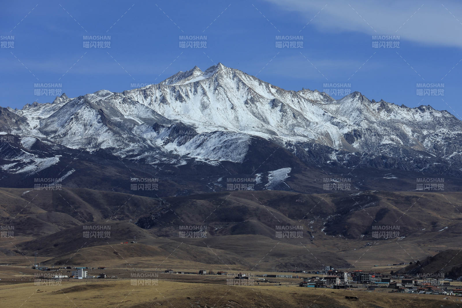 雅拉雪山巍峨草原静图片
