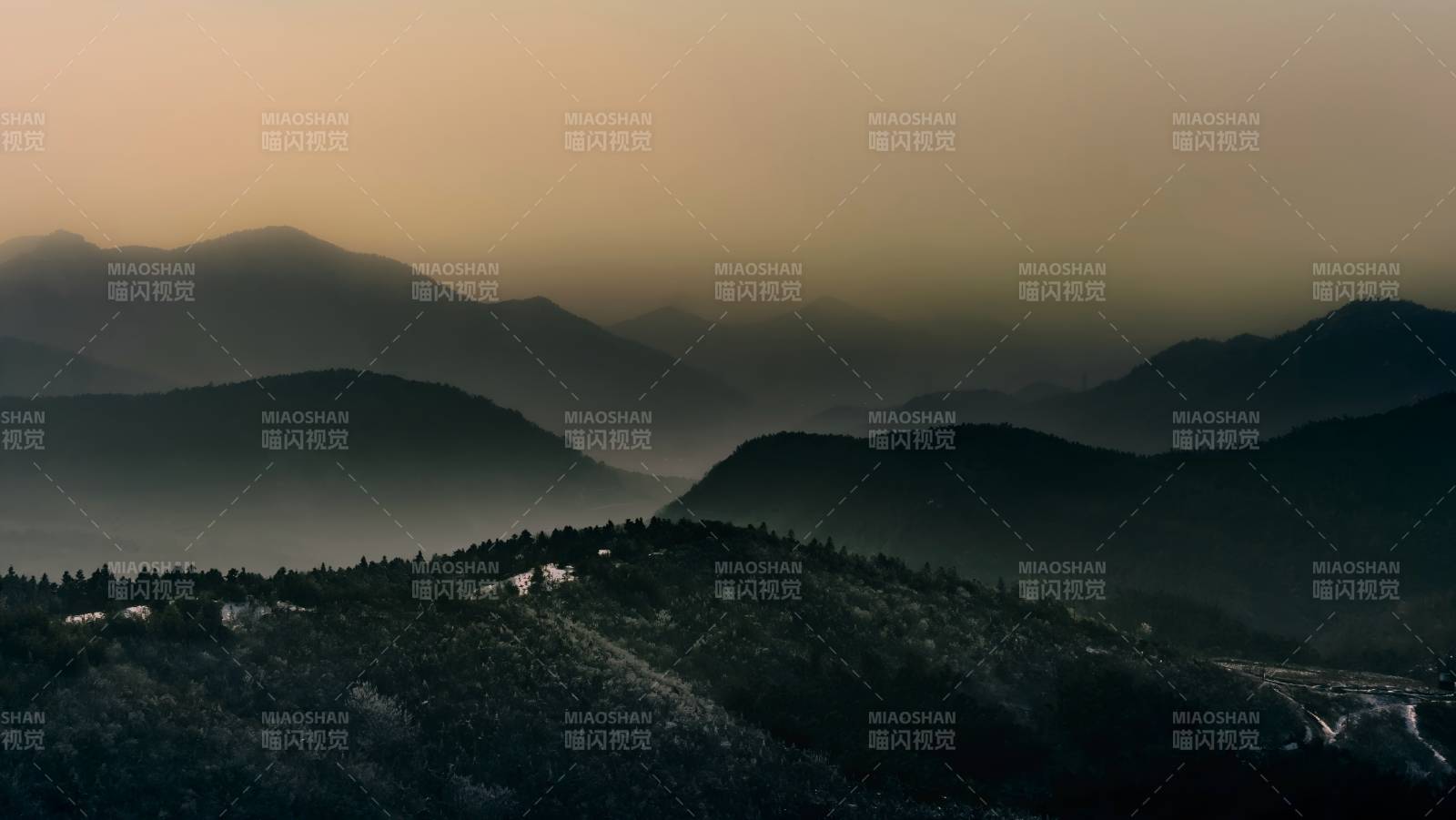 山峦叠翠暮色浓位于芜湖市三公山图片