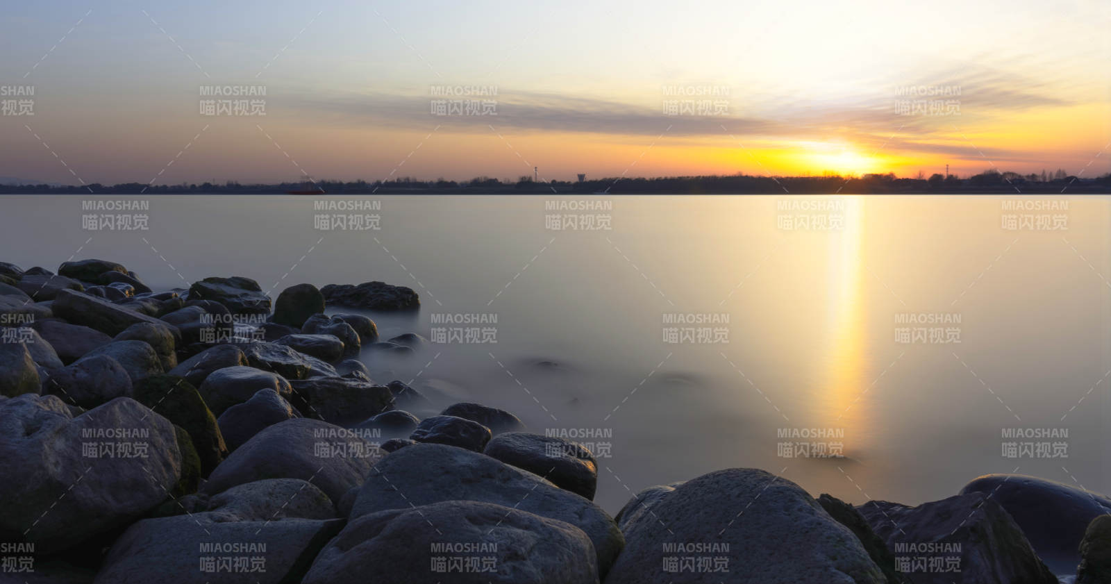 湖畔日落静谧景位于芜湖滨江公园图片