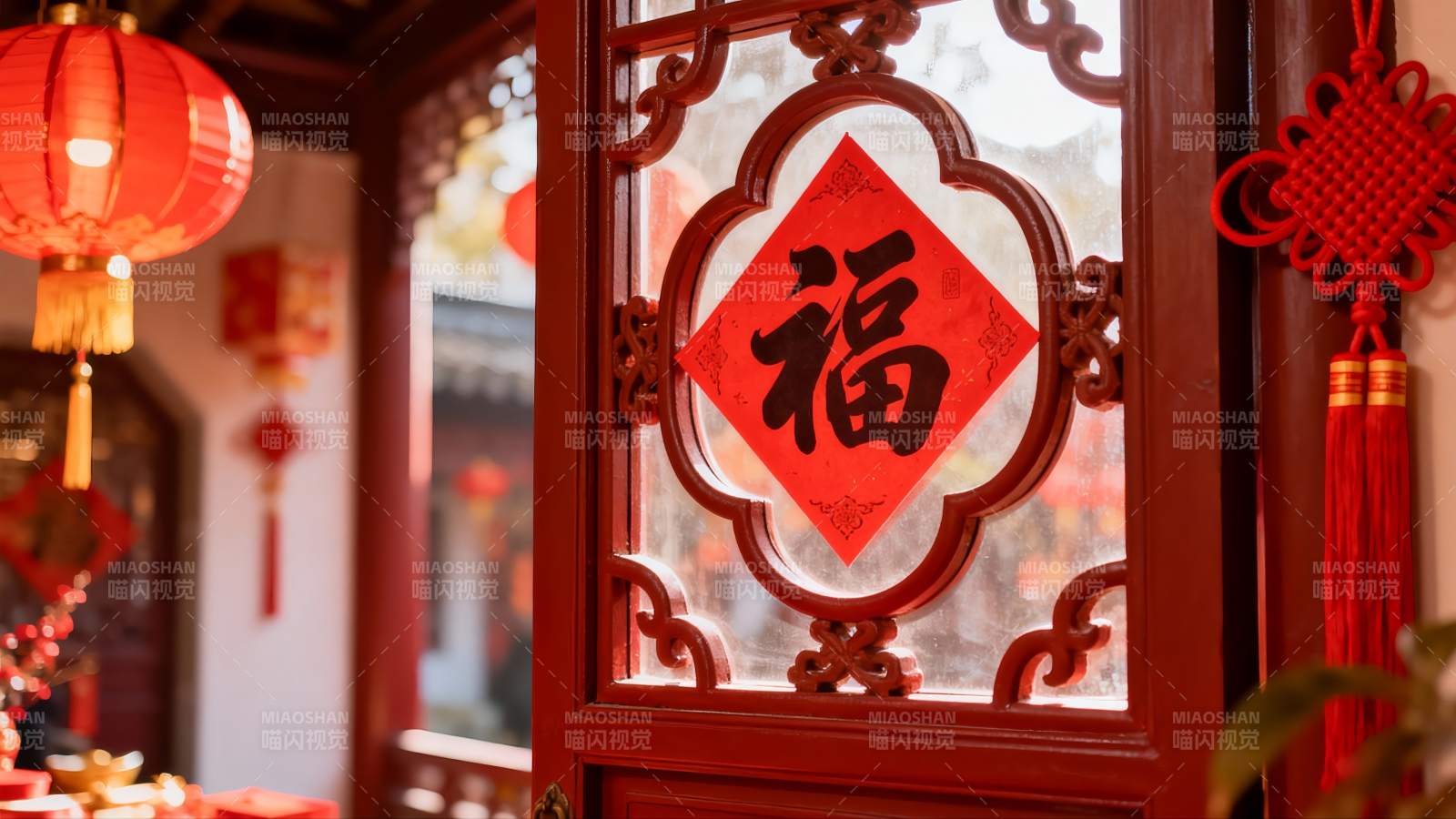 中式门窗挂福字灯笼图片