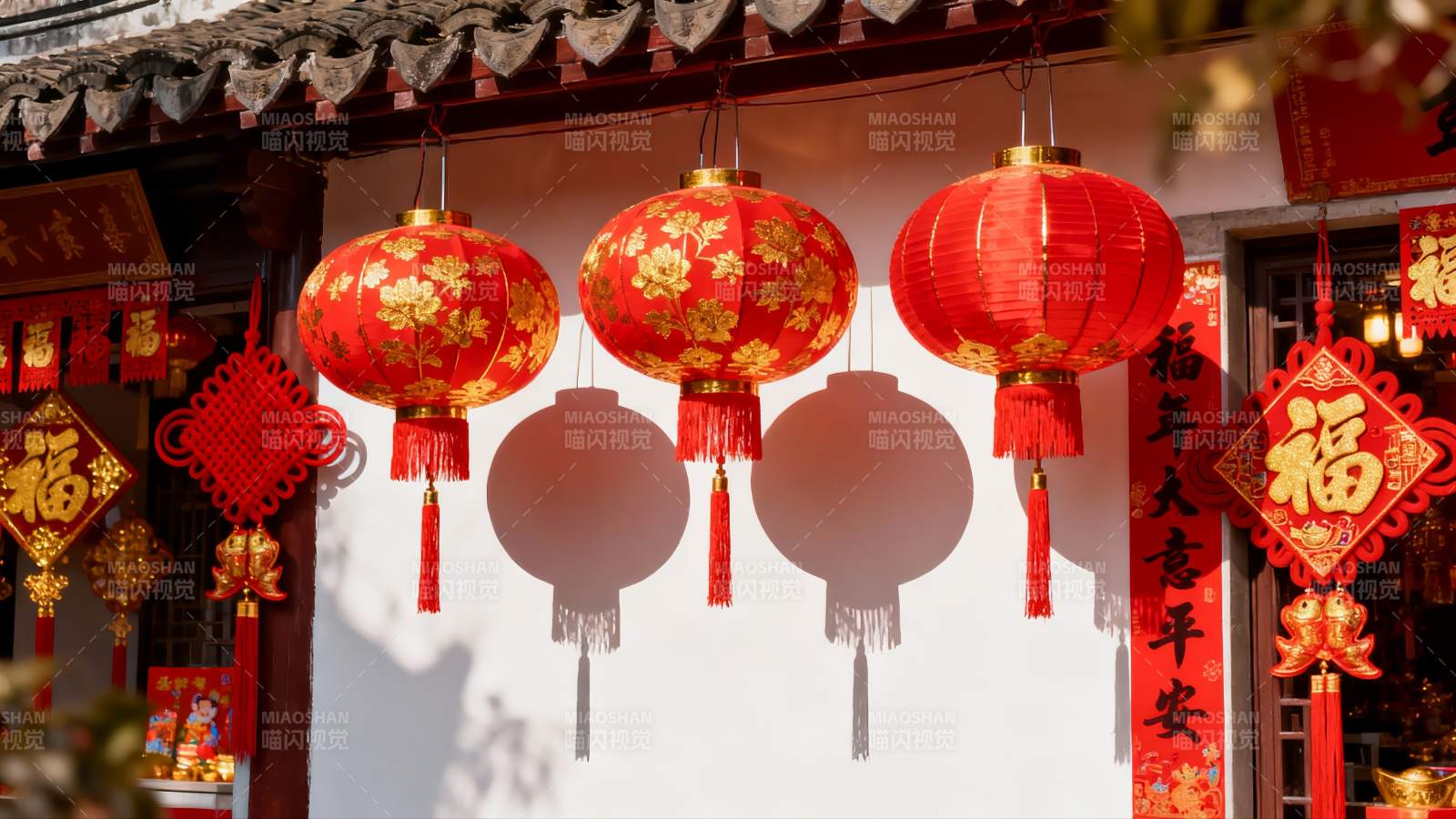 红灯笼挂檐下迎新春图片