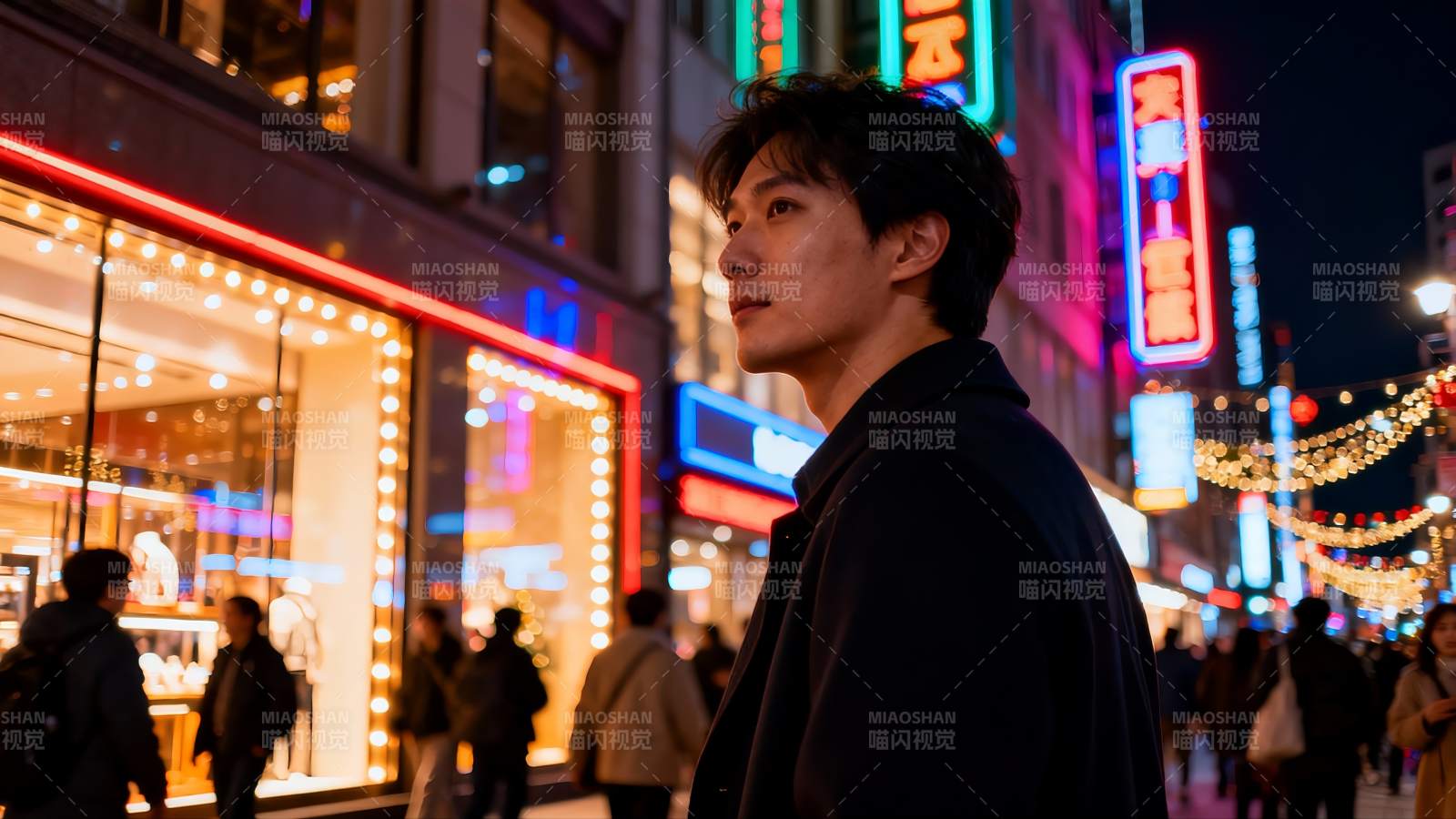 夜街霓虹灯下男子侧影图片