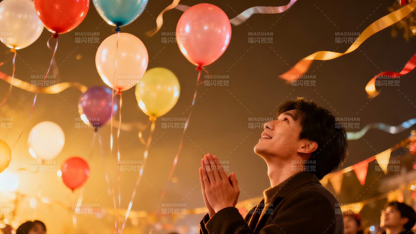 男子仰望彩色气球祈愿图片