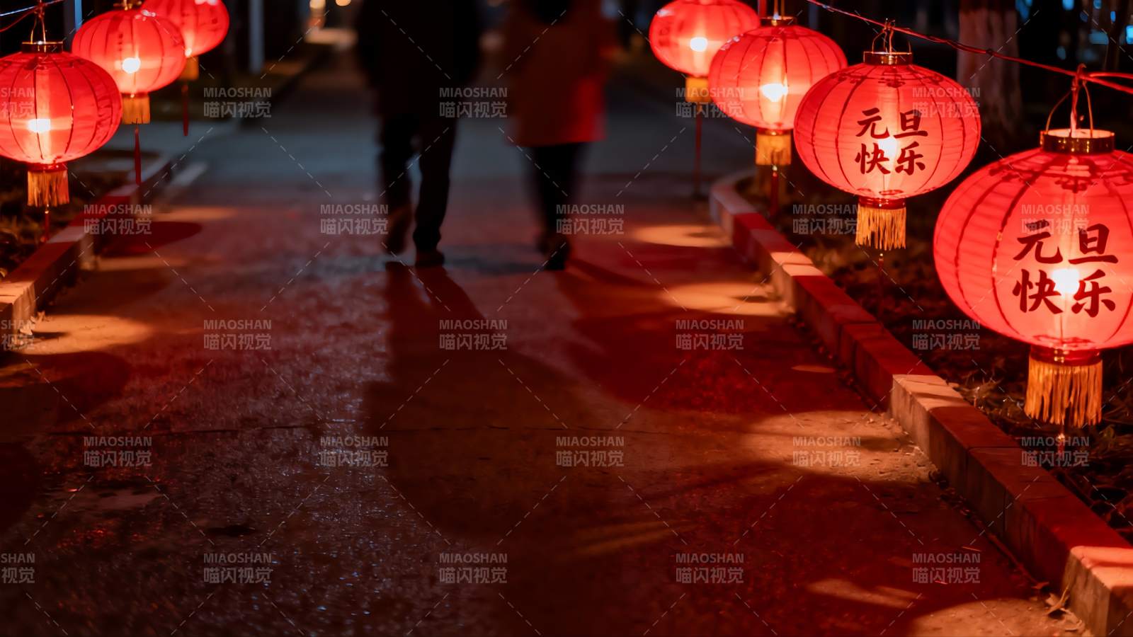 夜路红灯笼行人影图片
