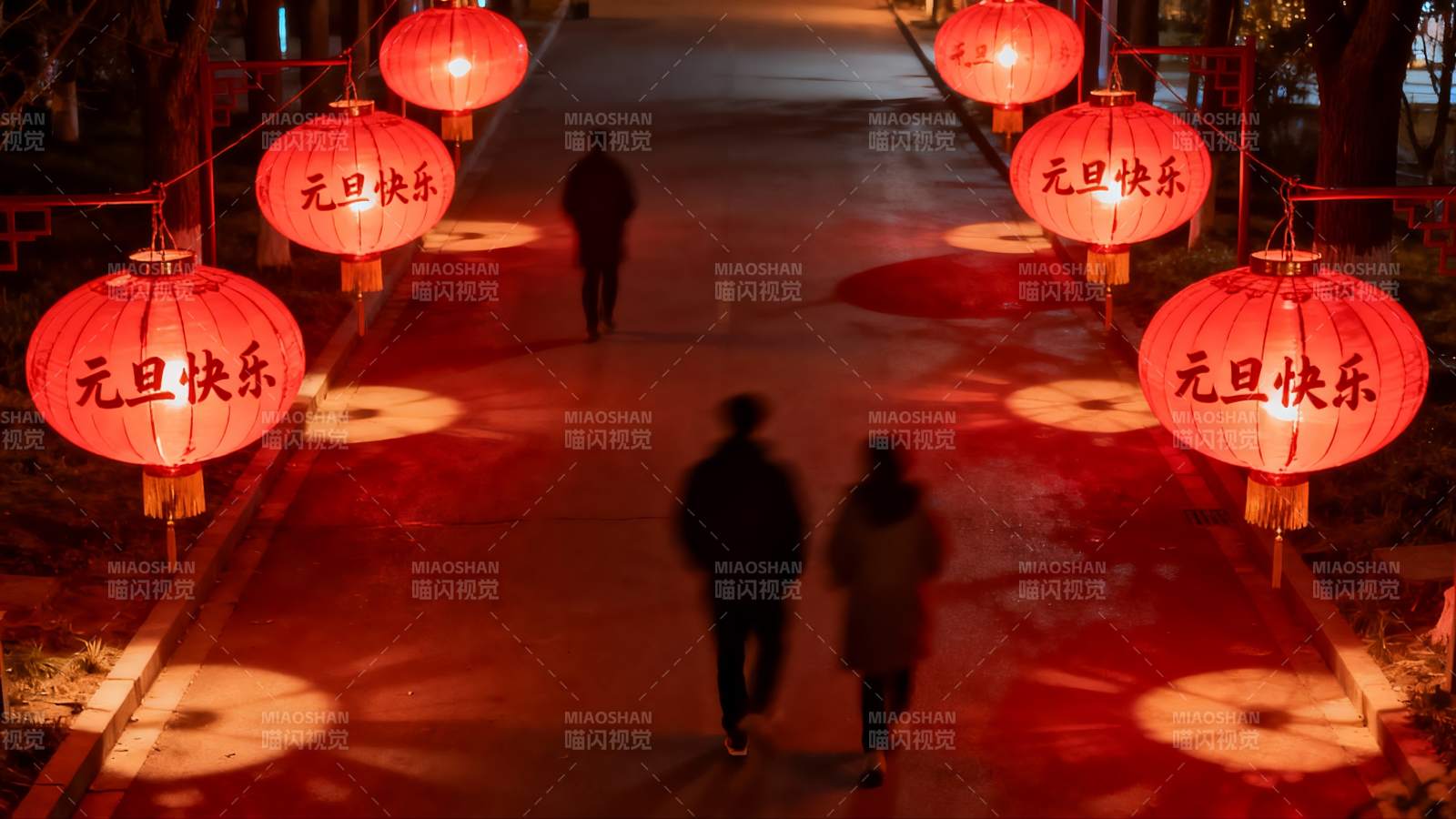 夜游红灯笼街道行人漫步图片