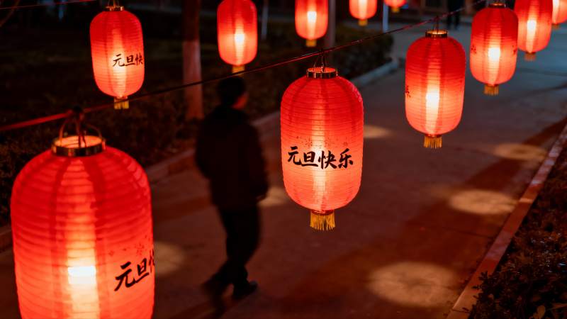 夜色中红灯笼高挂行人走过图片