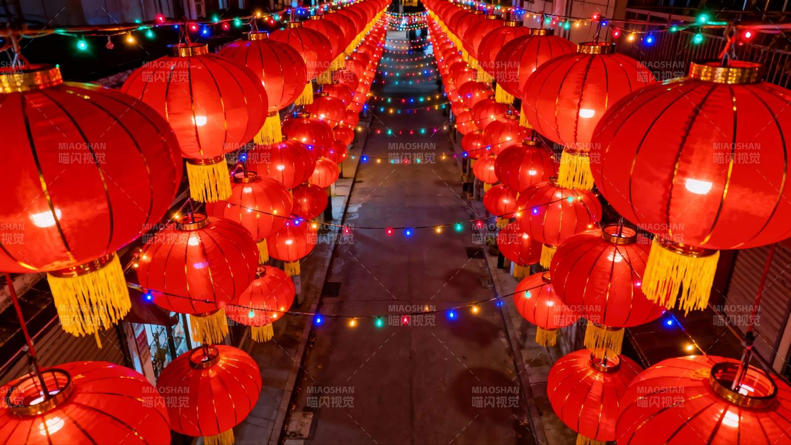 夜街红灯笼高挂节日氛围浓厚图片