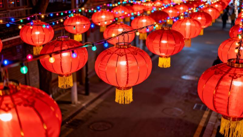 夜街红灯笼高挂节日氛围浓图片