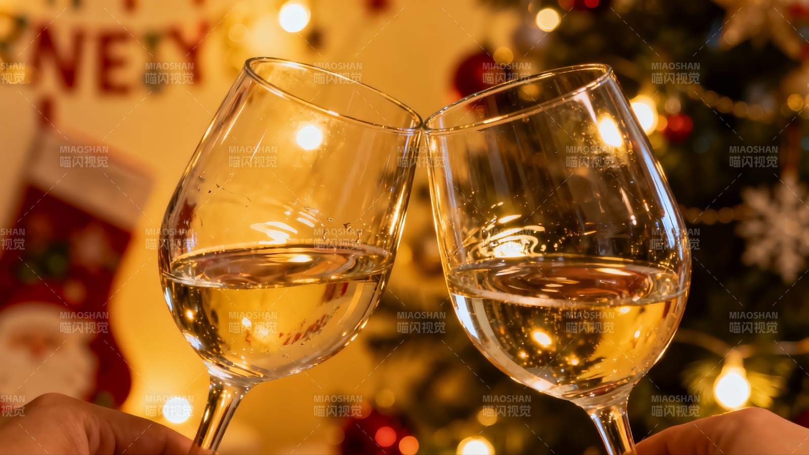 双杯红酒碰杯庆祝节日图片