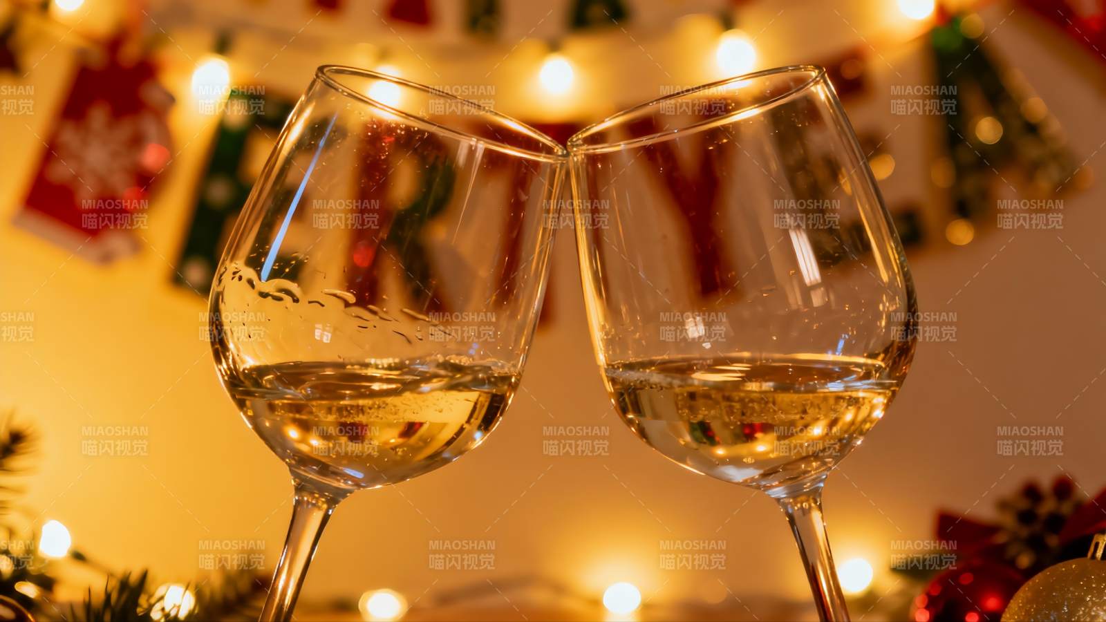 节日氛围中碰杯的香槟图片