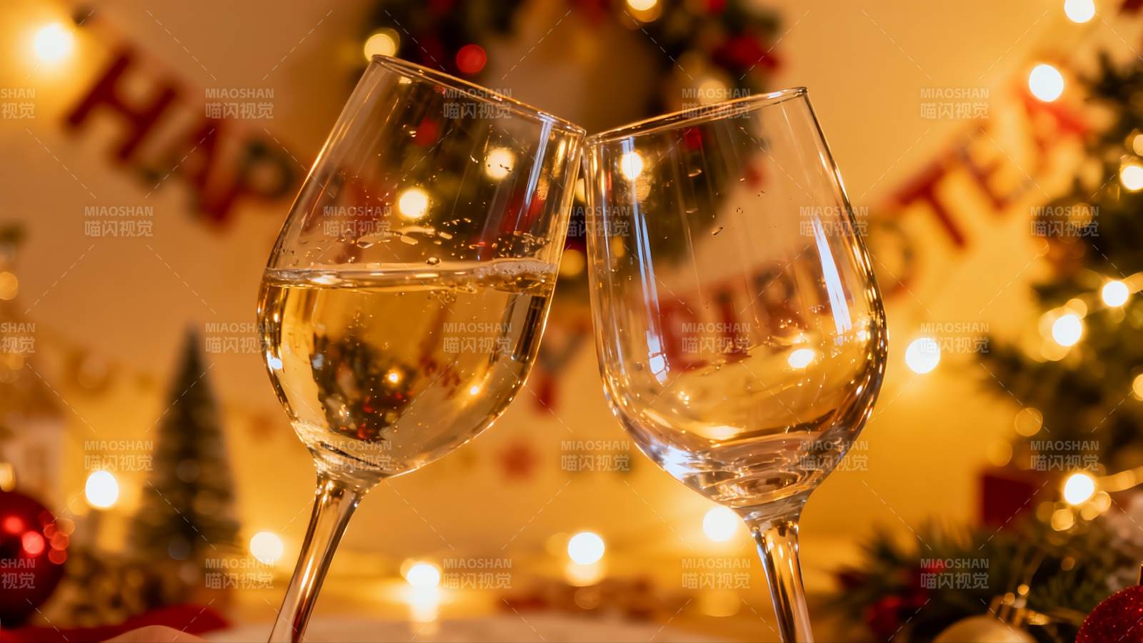 圣诞派对香槟碰杯庆祝图片