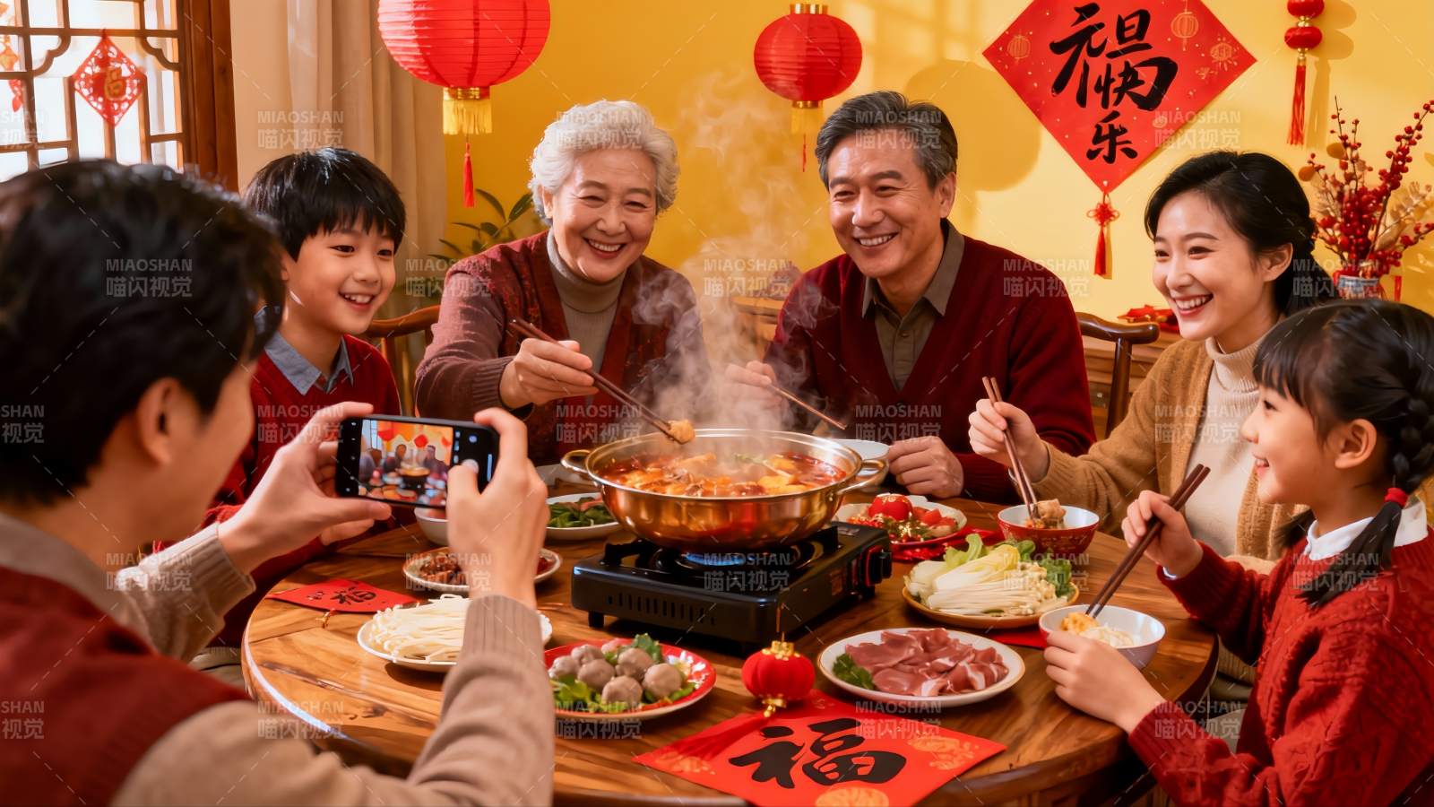 家庭聚餐欢庆节日温馨场景图片