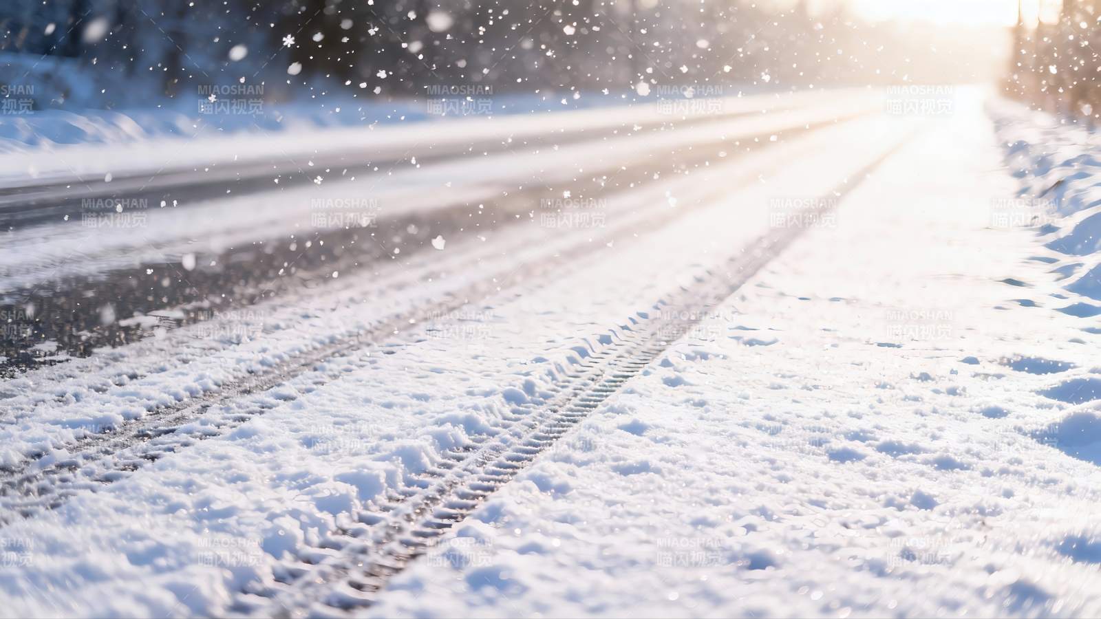 雪地道路车辙阳光图片
