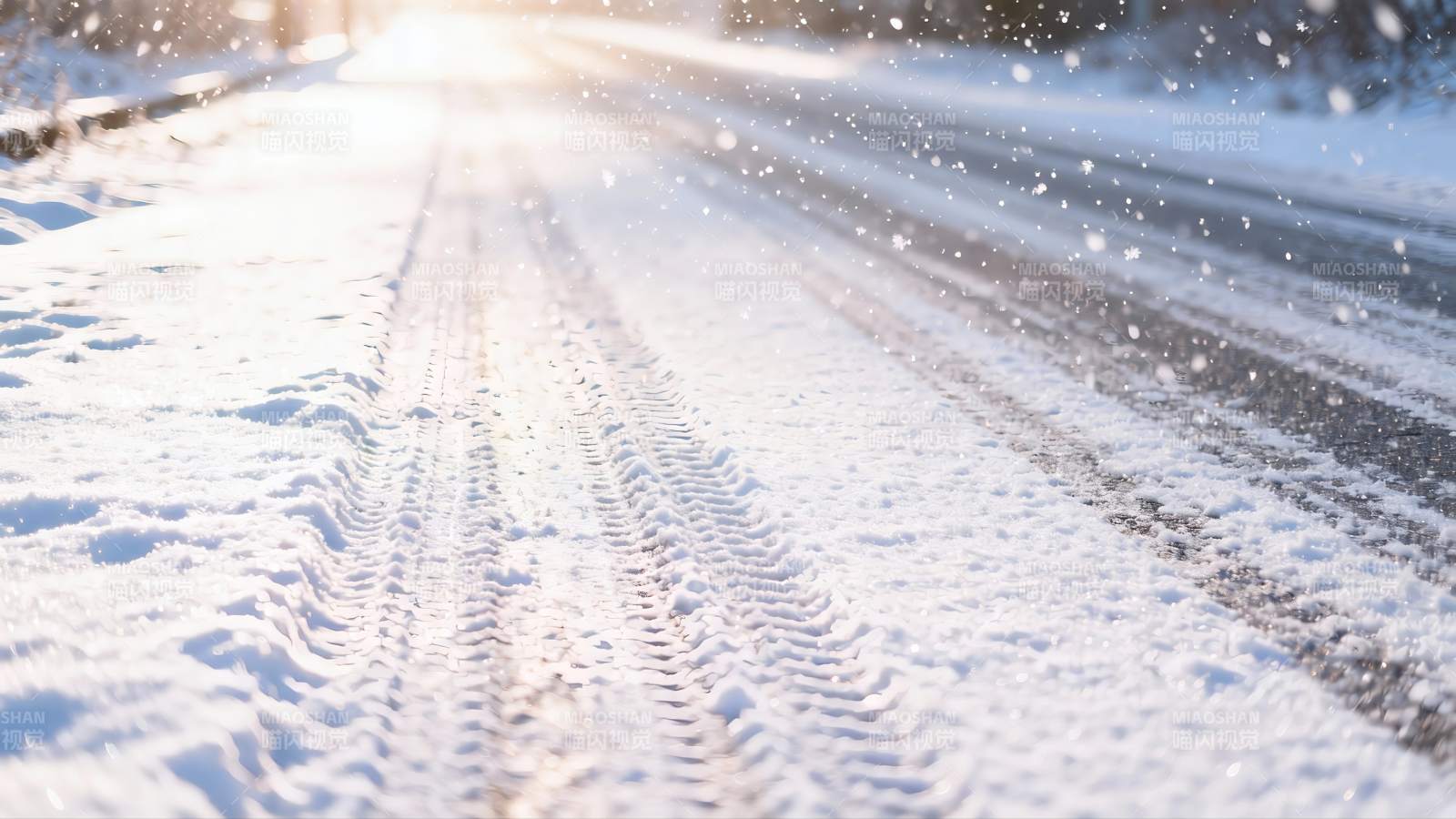 雪地车辙阳光洒图片