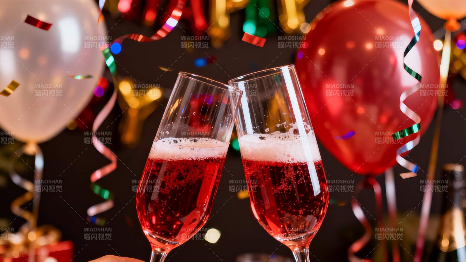 香槟碰杯庆祝派对瞬间图片