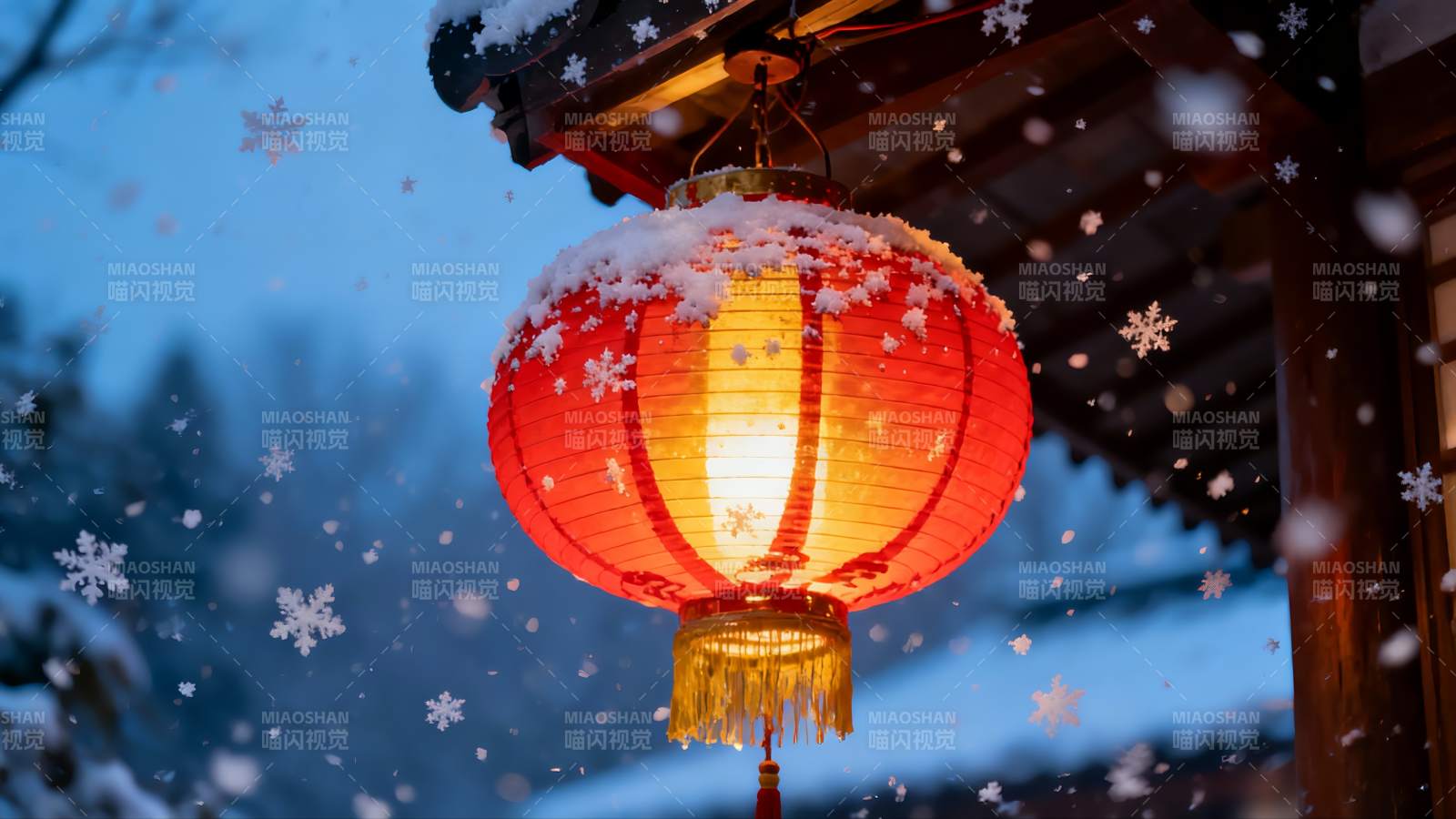 雪中红灯笼映衬古建筑图片