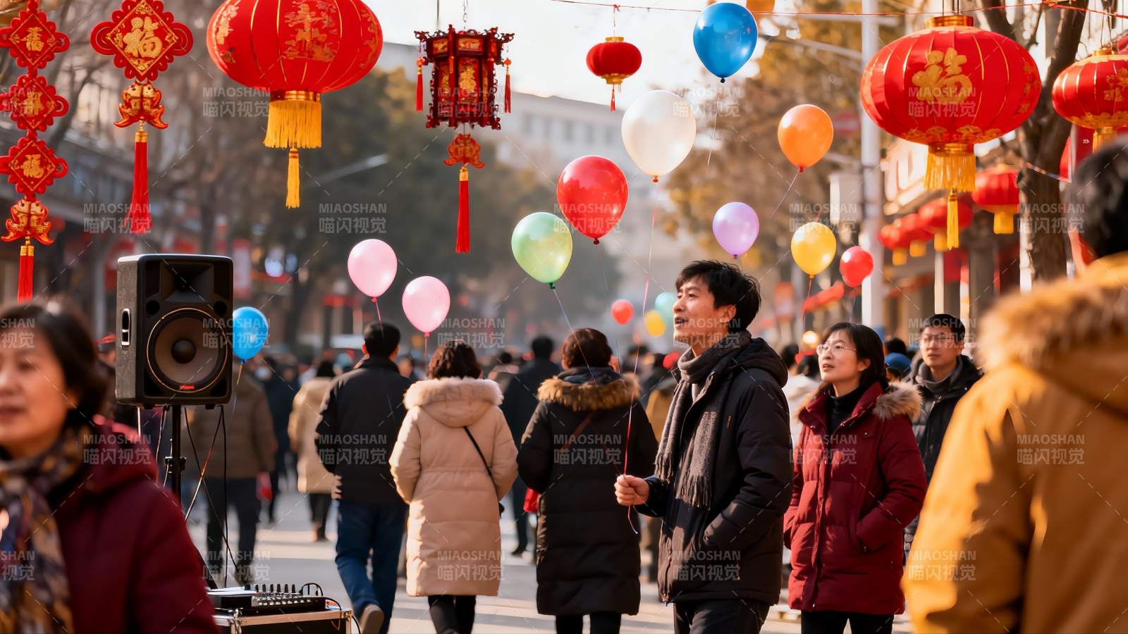 街头挂灯笼气球人群熙攘图片