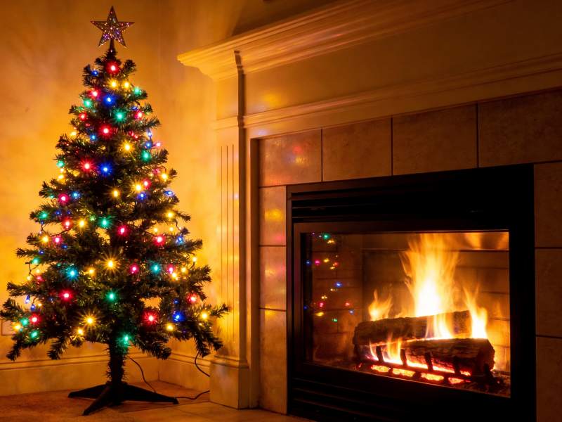 圣诞树旁壁炉火焰温暖图片