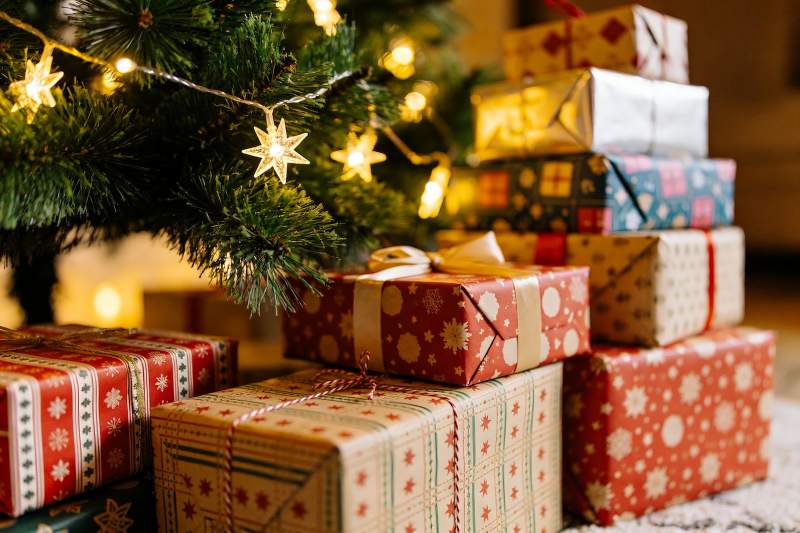 圣诞树下堆满节日礼物图片