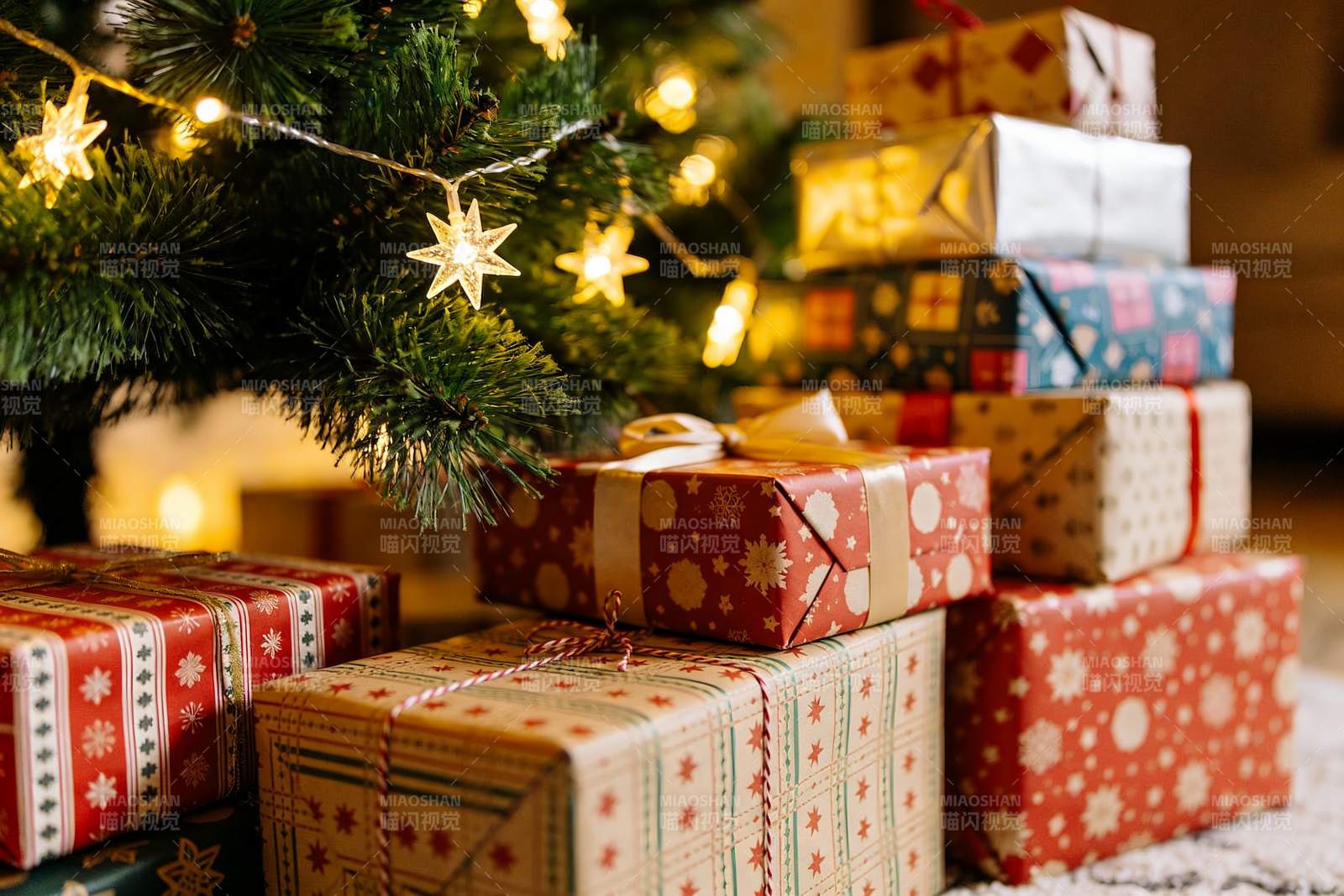 圣诞树下堆满节日礼物图片