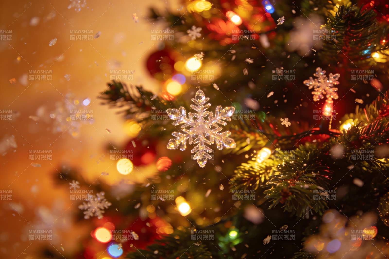 圣诞树闪烁灯光与雪花装饰图片