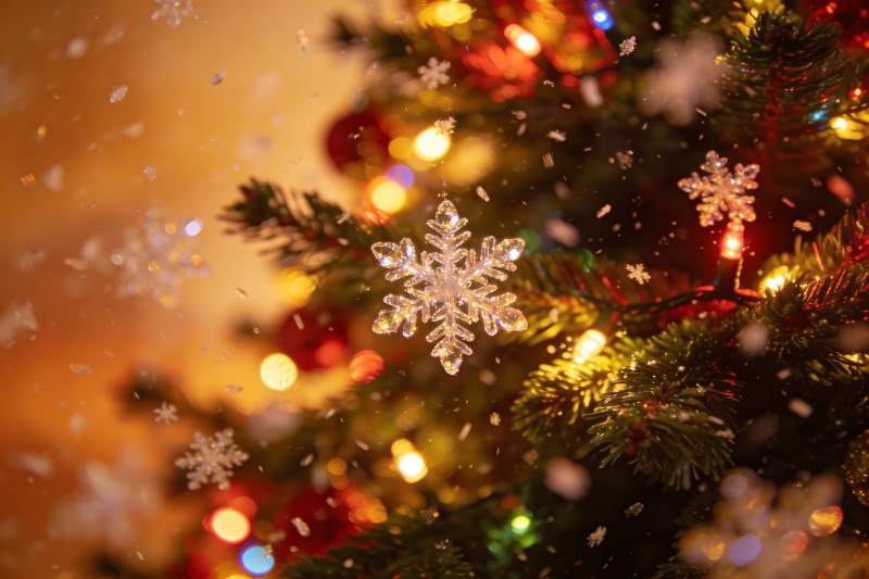 圣诞树闪烁灯光与雪花装饰图片