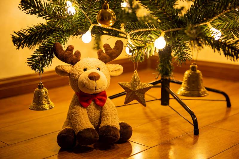 圣诞树下驯鹿玩偶温馨场景图片