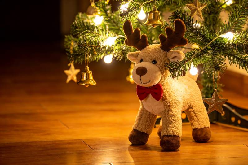 圣诞树下驯鹿玩偶温馨场景图片