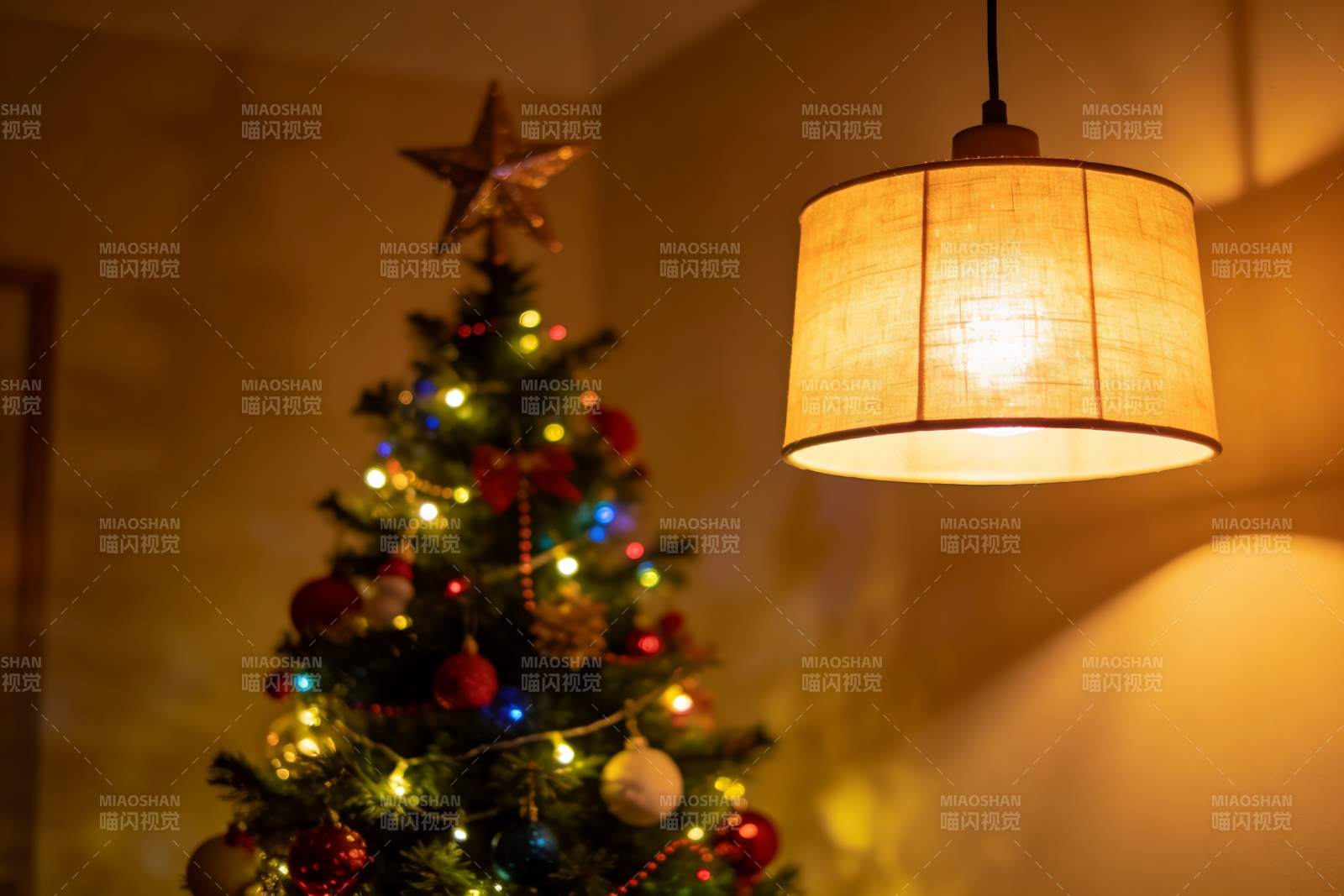圣诞树与温暖吊灯的节日场景图片