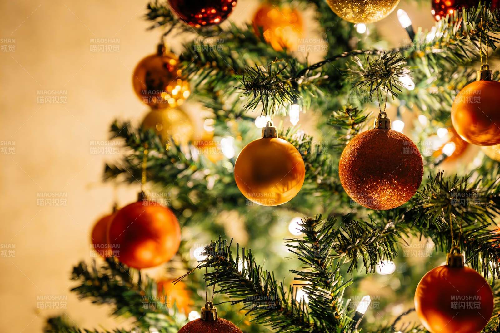 圣诞树装饰球特写图片