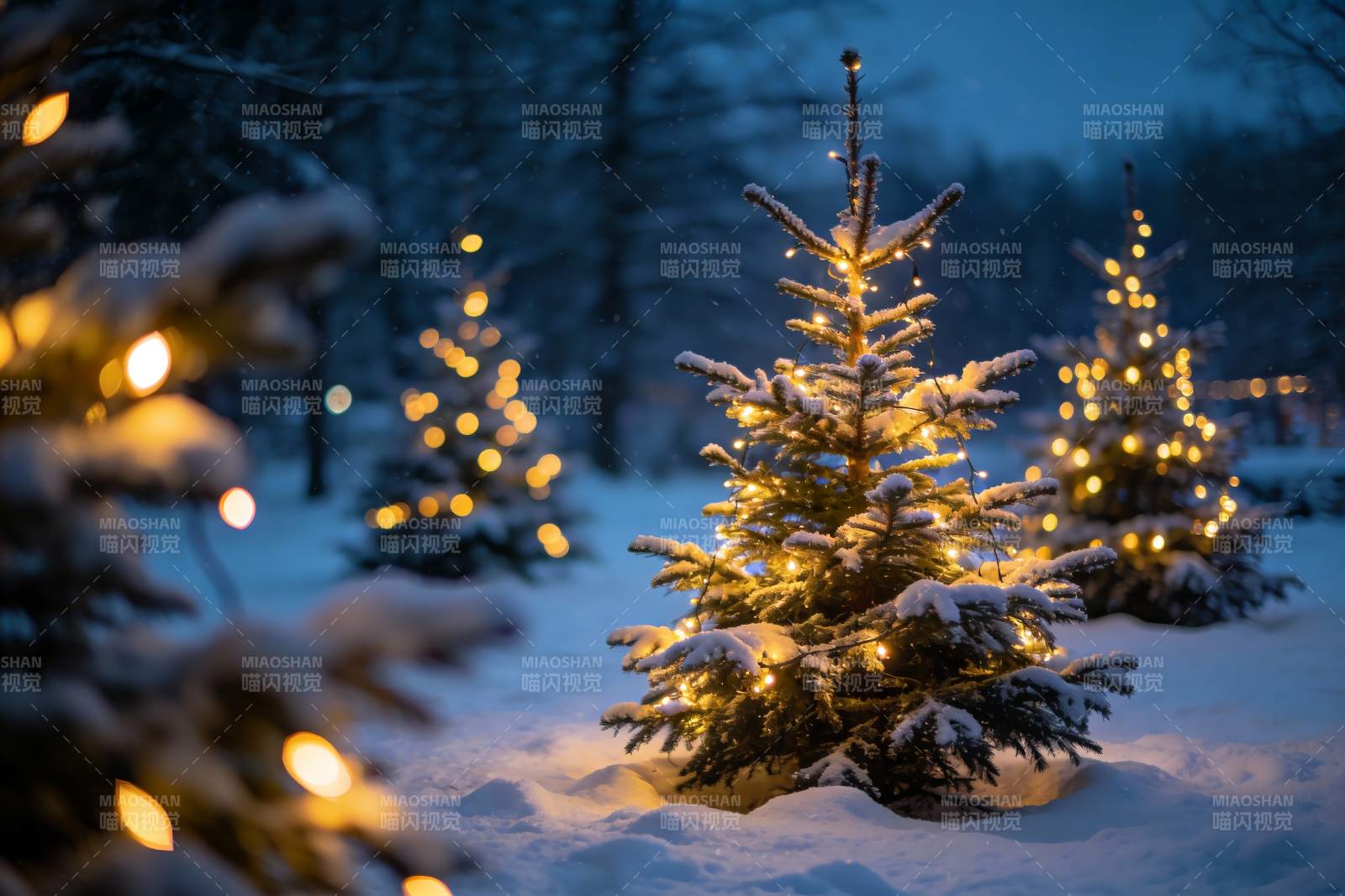 雪夜圣诞树灯光闪烁图片