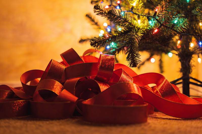 圣诞树旁的红色丝带图片