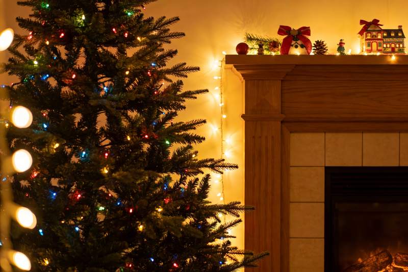 圣诞树旁壁炉节日装饰图片