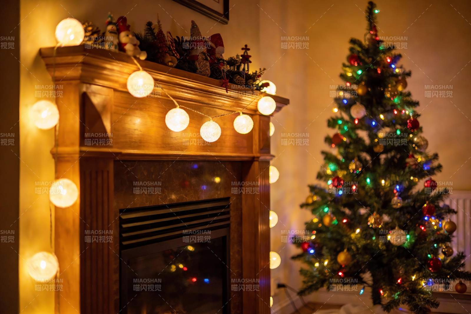 圣诞树与壁炉的温馨节日装饰图片