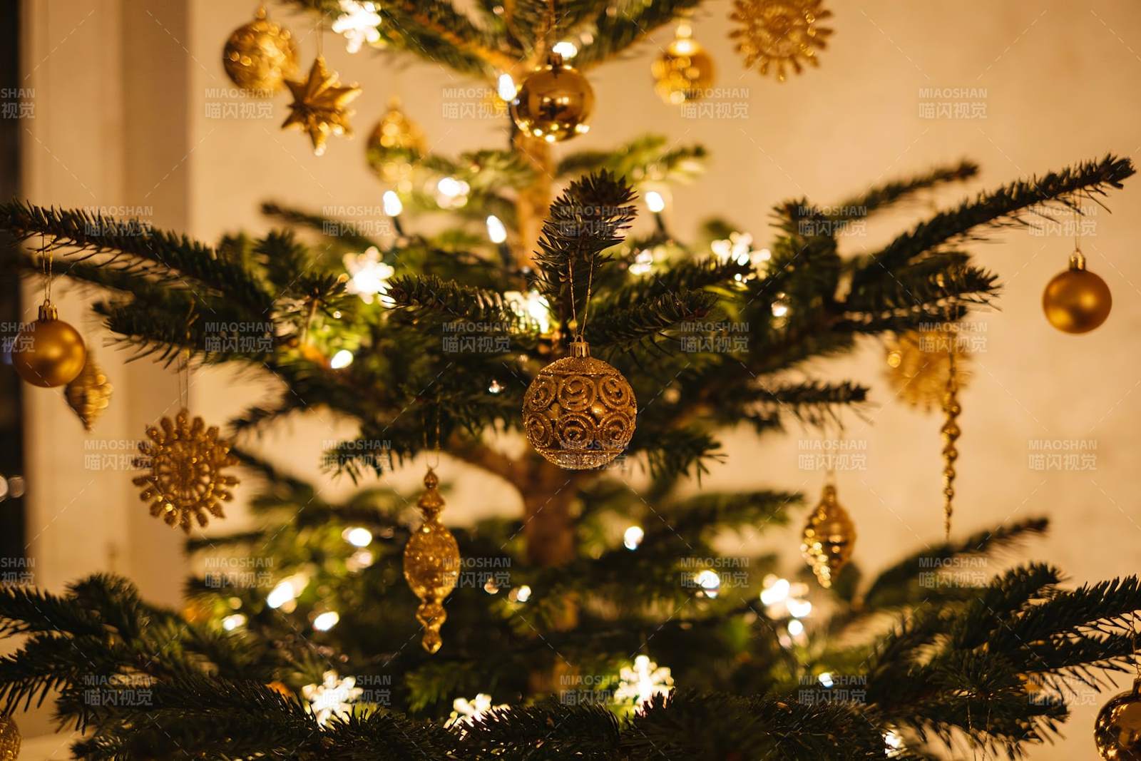 金色圣诞树装饰特写图片
