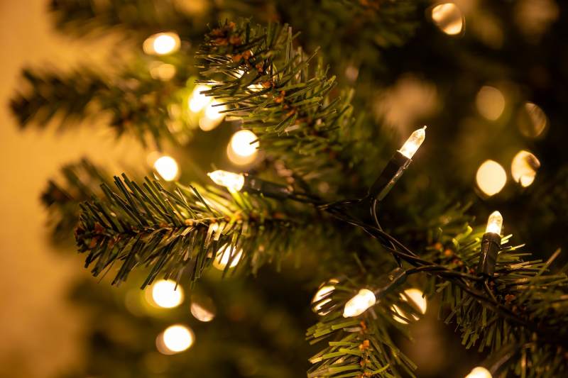 圣诞树灯光闪烁温暖节日氛围图片