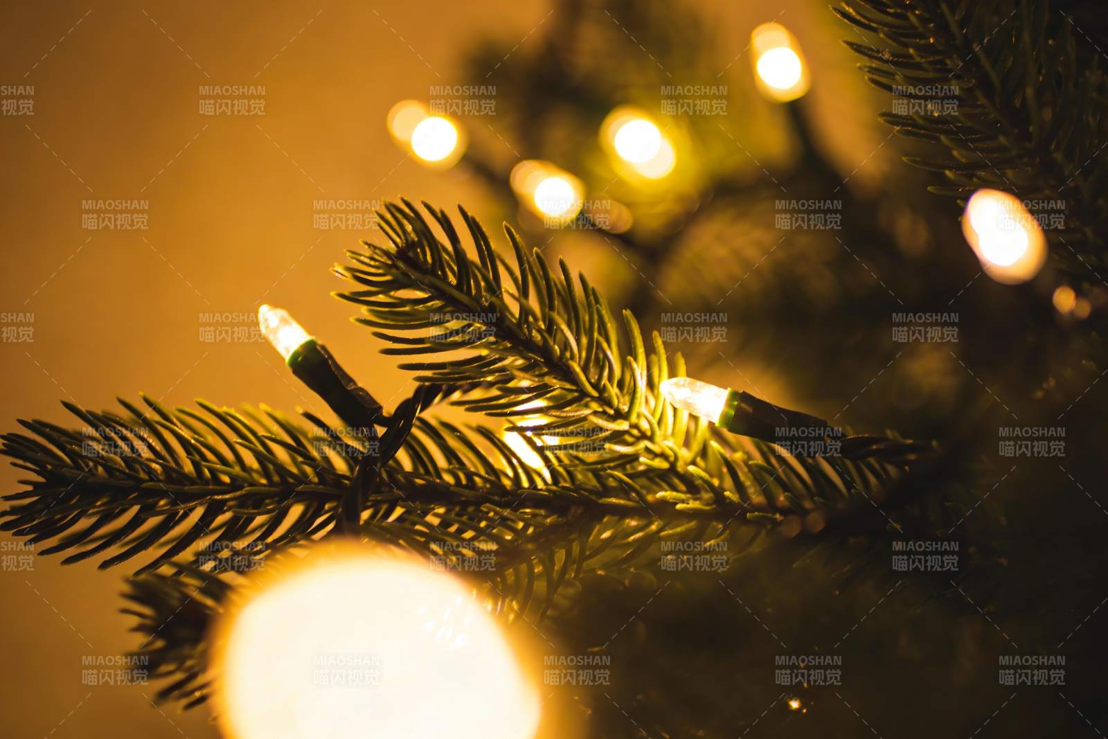 圣诞树灯光闪烁温暖节日氛围图片