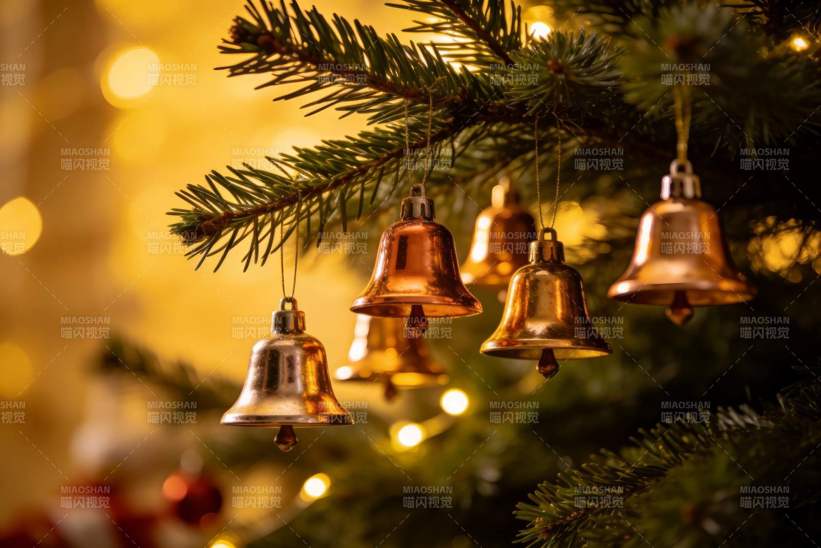 圣诞树铃铛装饰特写图片