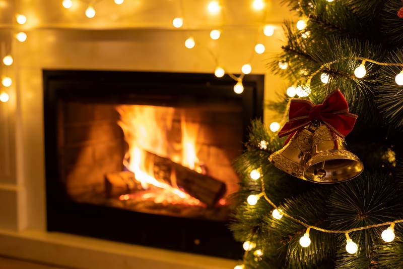 圣诞树旁壁炉火焰温暖图片