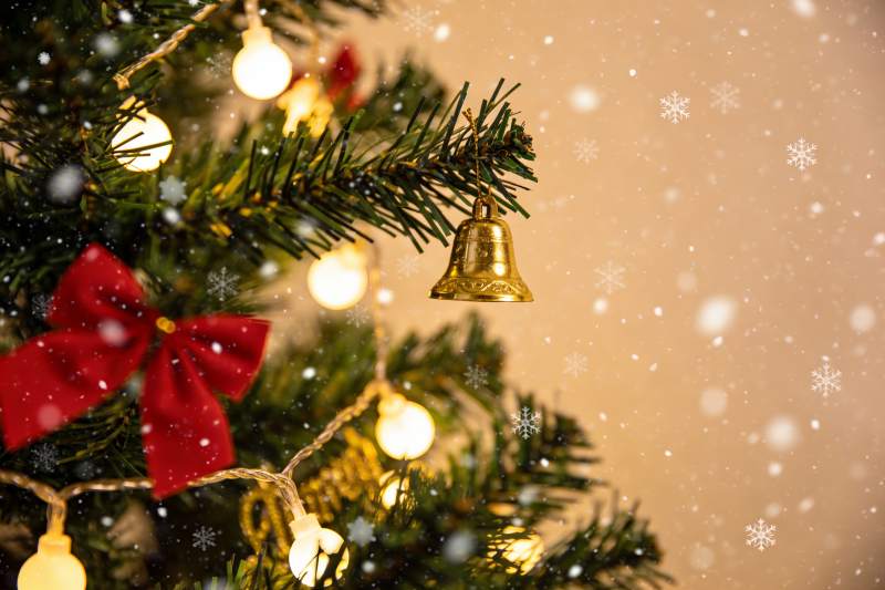 圣诞树挂饰雪花飘落图片