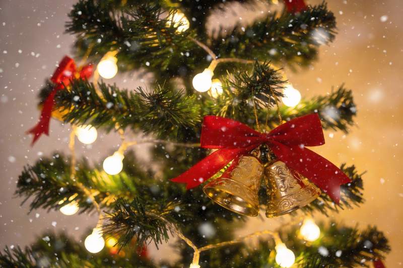 圣诞树铃铛装饰雪景图片